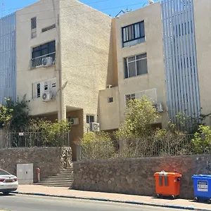 לבקר במלון
